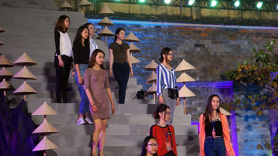 Tố Như xuất hiện với gương mặt mộc mạc, chỉ điểm chút son, cô chăm chú lắng nghe lời hướng dẫn của NTK Minh Hạnh.