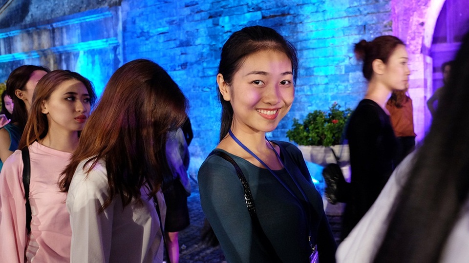 Dù tập luyện trong nhiều ngày liền nhưng các người mẫu vẫn nhiệt tình, tươi tắn.