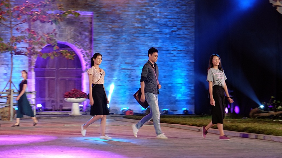 Một trong số những người mẫu nam sẽ trình diễn áo dài trong Lễ khai mạc.