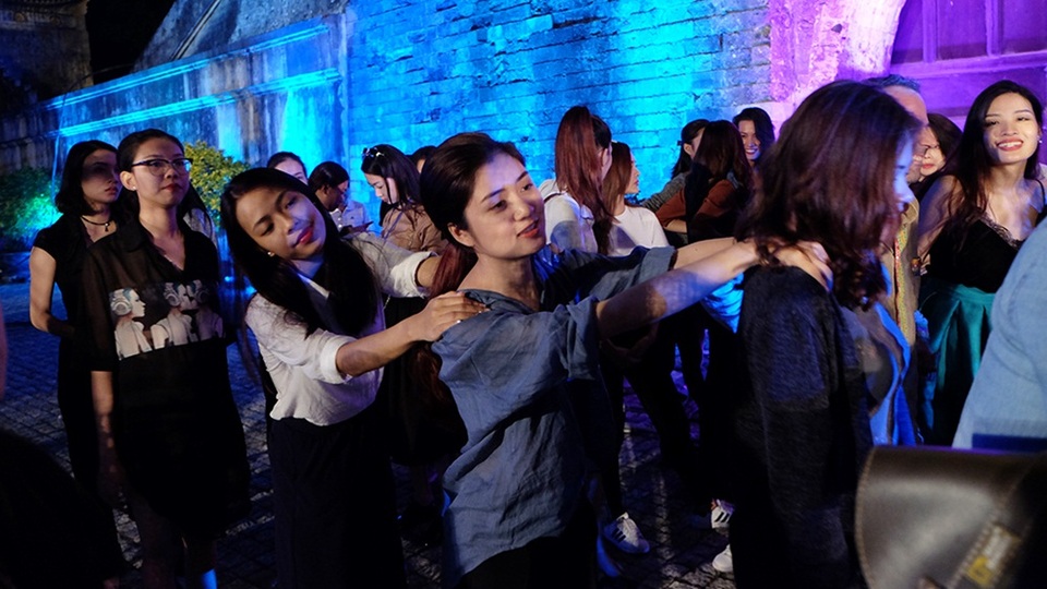 Các người mẫu tinh nghịch trong lúc chờ tới lượt.