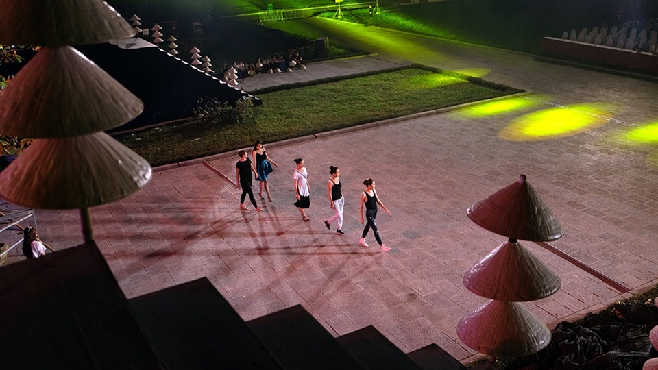 Các người mẫu đã sẵn sàng cho một Lễ khai mạc hoành tráng.