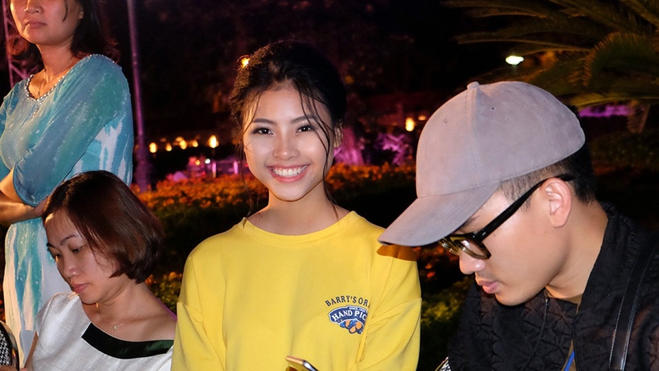 Đào Thị Hà trò chuyện vui vẻ cùng NTK Hà Duy.