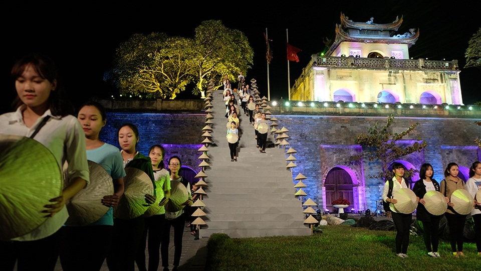 Màn múa nón đẹp mắt của các nữ sinh viên đến từ Học viện Phụ nữ Việt Nam.