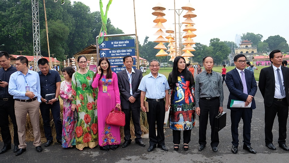 Các đại biểu tham dự lễ khai mạc.