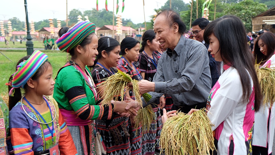 
Nhà báo Phạm Huy Hoàn, Tổng Biên tập báo điện tử Dân trí - đơn vị đồng tổ chức Festival gặp gỡ các nghệ nhân, nhà thiết kế tham gia chương trình.
