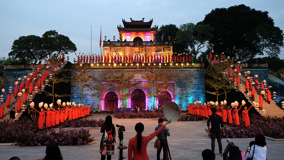 Duyên dáng hình ảnh tà áo truyền thống Việt trong đêm khai mạc - 16 Sân khấu chính của Festival Áo dài Hà Nội 2016 tại Quảng trường Đoan Môn - Khu di tích Hoàng thành Thăng Long trước giờ G.