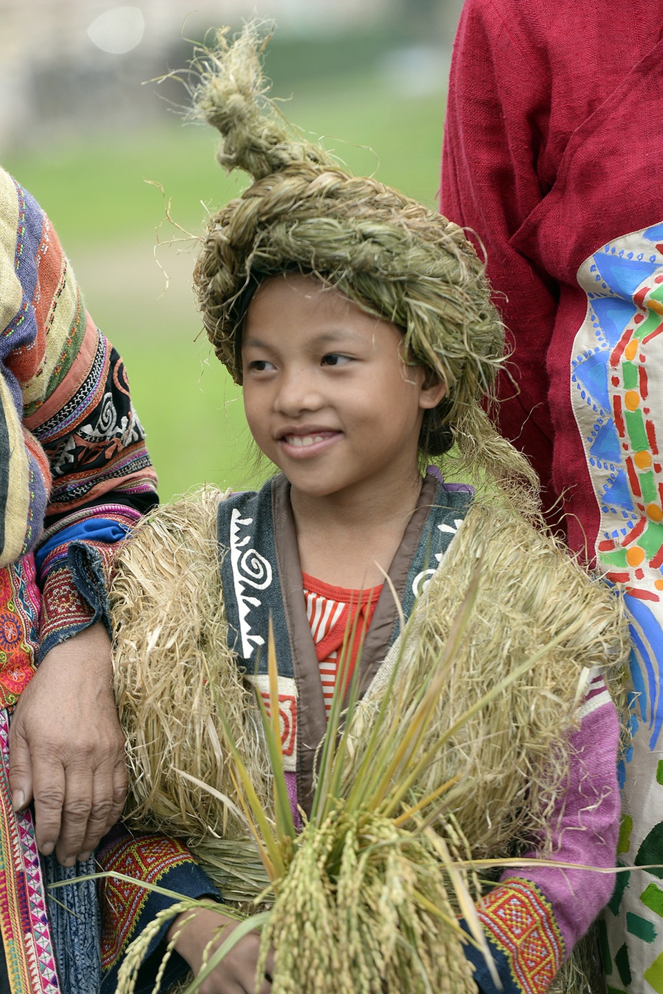 Các em bé dân tộc đến với Festival.
