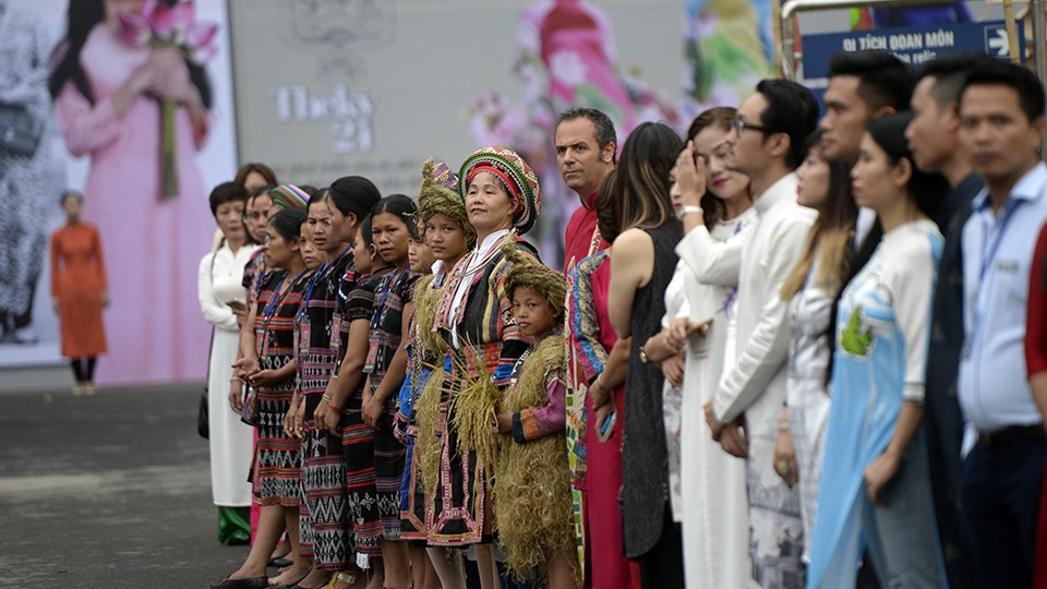 Các nghệ nhân, nhà thiết kế tham gia chương trình.