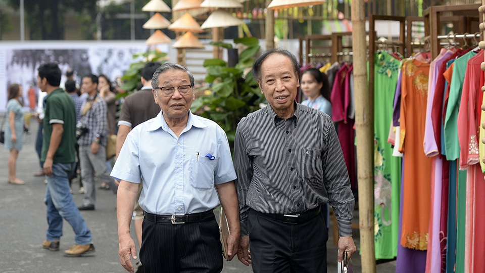 
Nhà báo Phạm Huy Hoàn - Tổng Biên tập báo Dân trí cùng nhà báo Nguyễn Lương Phán - Phó Tổng Biên tập báo Dân trí đi thăm gian hàng của các nhà thiết kế.
