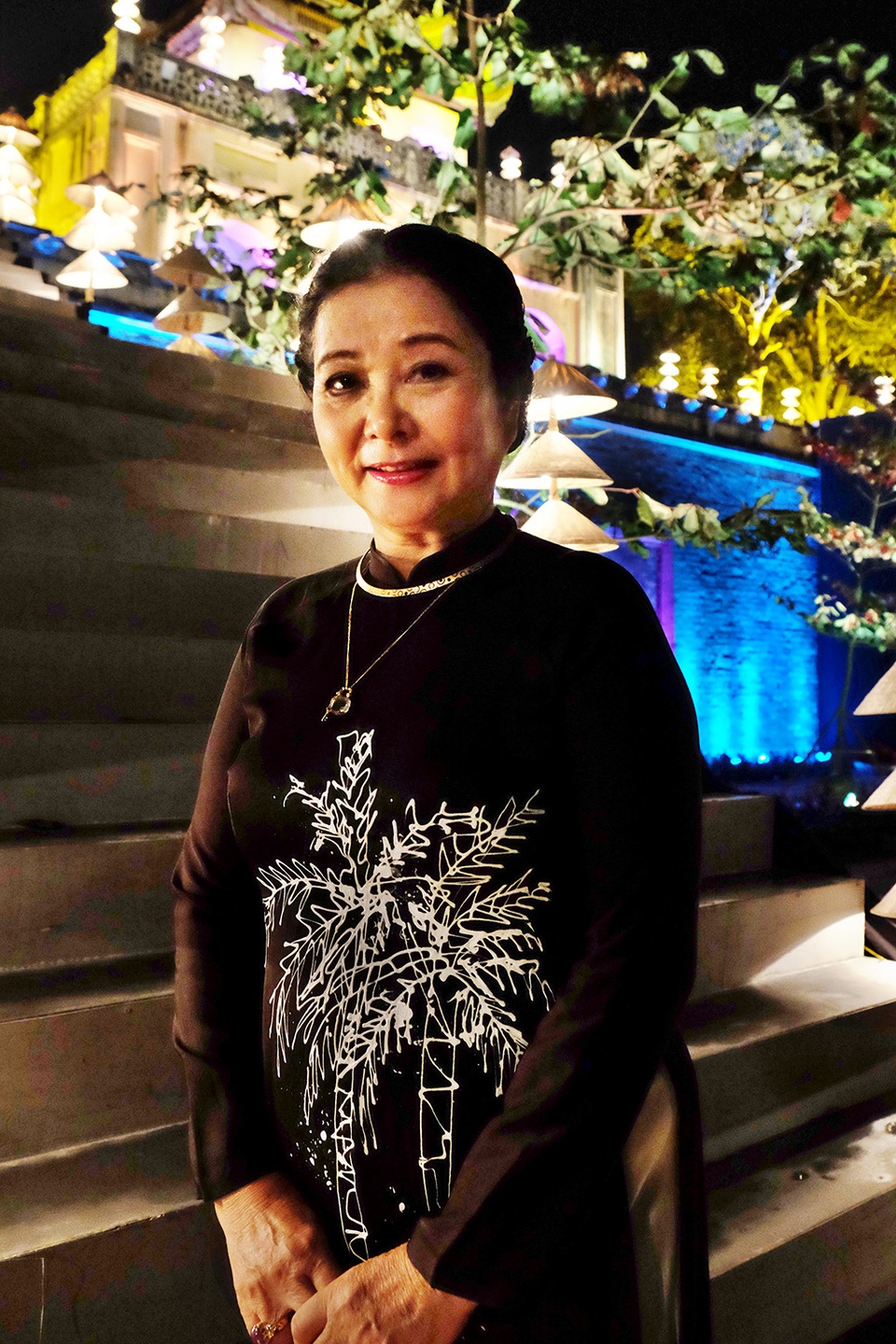 Cao Minh Tiến cho biết, anh muốn tìm đến một ngôn ngữ biểu đạt mới của áo dài. Có NTK sử dụng phương thức thêu hoặc in,… còn Cao Minh Tiến sử dụng cách vẽ trực tiếp là ý tưởng BST.