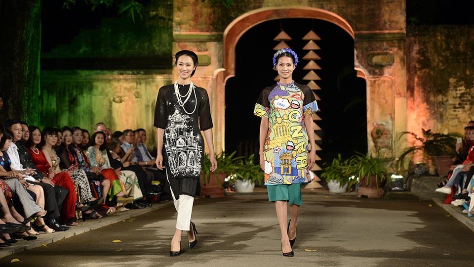 Trong đêm trình diễn thứ 2 là Hanoi LifeStyle, Cao Minh Tiến sẽ đem đến bộ sưu tập thứ 2 mang tên Chuyển động là những hình ảnh của Hà Nội dưới góc nhìn từ phong cách popart. (Người mẫu bên phải mặc một thiết kế trong BST Chuyển động của Cao Minh Tiến). Những danh lam, thắng cảnh, di tích lịch sử như Lăng Bác, Khuê Văn Các, Chùa Một Cột, Tháp Rùa… được vẽ lại bằng đồ họa, đưa trở thành một biểu tượng, logo mang tính mới, đáng yêu hơn giống như những sticker nhỏ nhắn để nhiều người nhận diện khi nghĩ về Hà Nội.