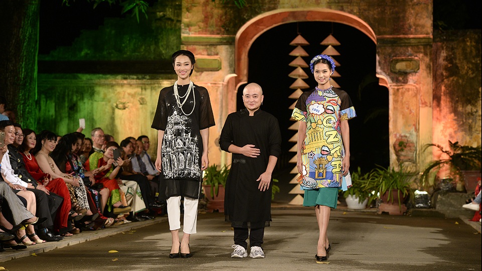 “Khi nghĩ về Hà Nội, người ta thường nghĩ đến vẻ đẹp cổ kính, man mác buồn của mùa thu. Với sự nhí nhảnh, trẻ trung từ kiểu dáng đến màu sắc của BST Chuyển động, đó là cuộc chơi của những sắc màu khi tôi đặt màu đỏ cạnh màu xanh, màu vàng cạnh màu tím để tạo thành một tổng thể hài hòa bật lên sức trẻ của một Thủ đô nghìn năm văn hiến”, Cao Minh Tiến (đứng giữa) kì vọng.