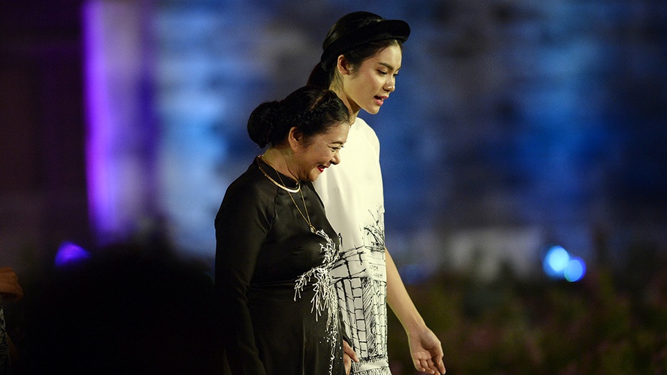 Khi ca khúc Hà Nội 49 vang lên, NSƯT Thanh Loan bước ra một cách thanh lịch, tinh tế.