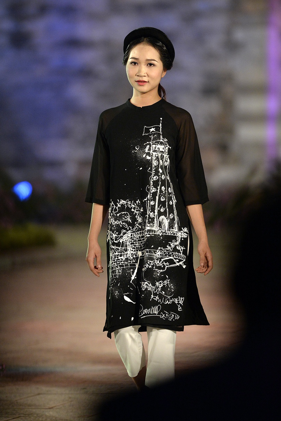 “Tà áo dài rất cơ bản với các dáng ôm, suông, dài, ngắn. Tôi quan niệm, nếu cách điệu quá, biến áo dài thành kiểu dáng như quây, yếm,… thì không còn là áo dài nữa. Tôi muốn linh hồn áo dài phải là phom dáng cơ bản nhưng đưa nét trang trí là của mình làm mới. Tại Festival Áo dài Hà Nội 2016, mỗi nhà thiết kế là một cá tính. Tôi hi vọng, tất cả những cố gắng và tình yêu của mình dành cho áo dài, dành cho Hà Nội sẽ được công chúng đón nhận”, Cao Minh Tiến bày tỏ.