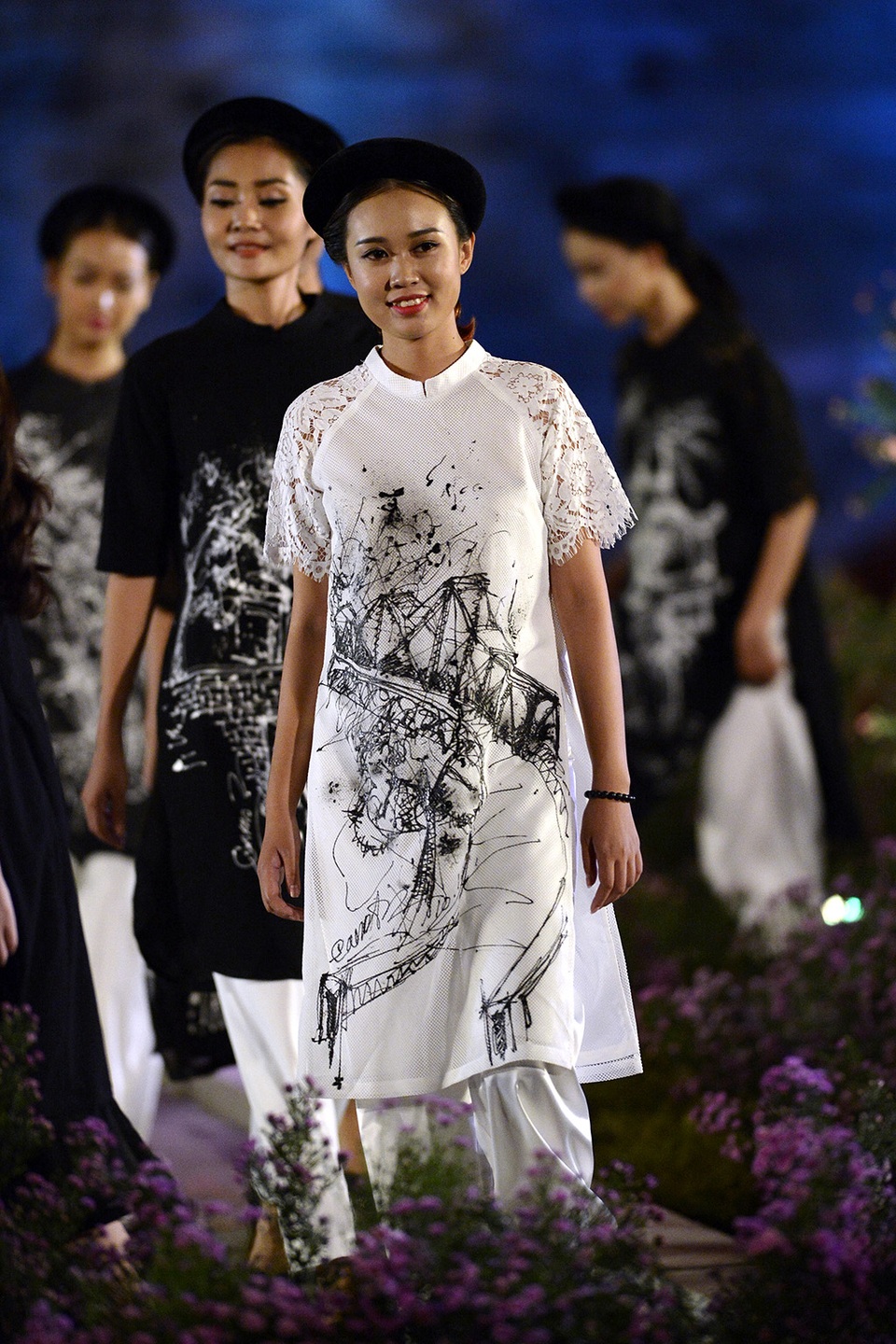 “Mỗi chiếc áo vẽ ít nhất cũng mất 2 ngày, rồi phải sấy cho khô. Có những lần cảm hứng lên cao, tôi vẽ lên 3 chiếc áo dài cùng một lúc. Say sưa quá lúc dừng bút mới nhớ ra, thôi rồi, mình trải áo kín sàn nhà, bao giờ áo mới khô để mình bước qua được để đi làm việc khác. Vậy là phải đợi 2-3 tiếng se màu mới treo áo lên được”, NTK Cao Minh Tiến kể kỉ niệm vui trong quá trình thực hiện BST.