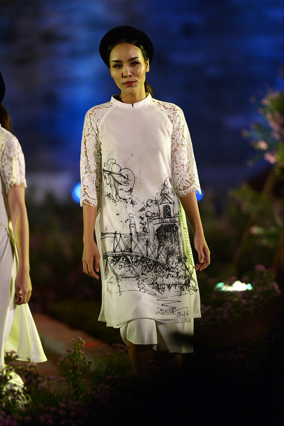 Và kí họa trực tiếp, Cao Minh Tiến đối diện với không ít thử thách: “Với mỗi chất liệu lại phải xử lí một màu vẽ theo một cách khác nhau. Chất liệu voan vẽ màu acrylic, xếp vải không đúng thì khi khô, màu cũng vẹo. Có những đoạn là vải lụa, màu vẽ khi lên bị loang, tôi lại phải bỏ đi làm lại, vừa tốn kém vừa đầu tư rất nhiều thời gian nhưng tôi vẫn tâm huyết vì đó là tất cả những tình yêu dành cho Hà Nội”.