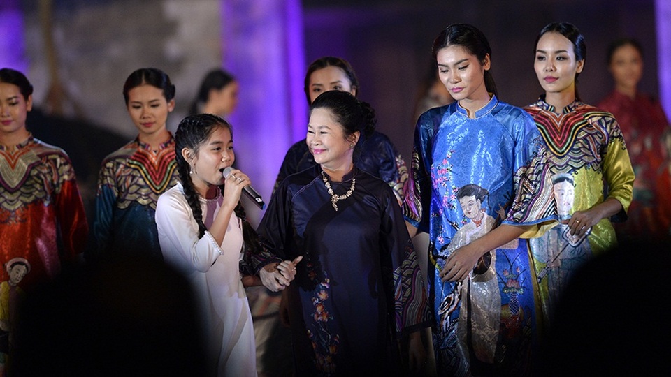 Khoảnh khắc lắng đọng cảm xúc khi BST của NTK Phương Thanh lấy cảm hứng từ tranh Tố Nữ được trình diễn trên nền bài hát “Huyền thoại mẹ”.