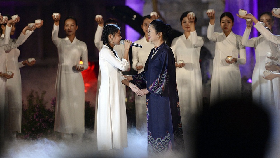 Giọng ca trong trẻo của bé Trương Nhã Thy (The Voice Kid 2014) và phần trình diễn nhập tâm của NSƯT Diệu Thuần đã mang đến những cảm xúc đặc biệt cho người xem.