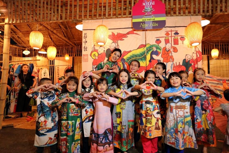 Đông đảo quan khách tham quan 38 gian hàng Festival Áo dài Hà Nội - 4 Hoa hậu Ngọc Hân và các em thiếu nhi tại gian hàng của cô.