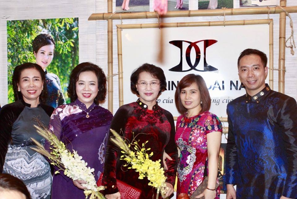 Đông đảo quan khách tham quan 38 gian hàng Festival Áo dài Hà Nội - 1 Bà Nguyễn Thị Kim Ngân - Chủ tịch Quốc hội và bà Ngô Thị Thanh Hằng - Phó Bí thư Thường trực Thành ủy Hà Nội tham quan gian hàng của NTK Đỗ Trịnh Hoài Nam. Là một người rất yêu tà áo dài Việt Nam, trong Festival lần này Chủ tịch Quốc hội Nguyễn Thị Kim Ngân chọn thiết kế mang tên Huyền thoại thuộc BST “Giấc mơ Việt” của NTK Đỗ Trịnh Hoài Nam.