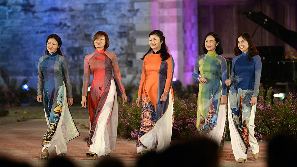 Ngoài những thiết kế áo dài Việt, đêm trình diễn còn tạo dấu ấn với BST áo dài Nga do các cựu sinh viên ĐH Sư phạm Ngoại ngữ khoa tiếng Nga thể hiện.