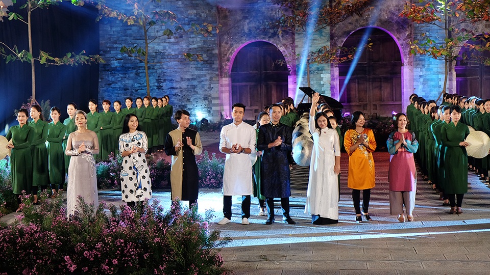 Các nhà thiết kế chào khán giả.