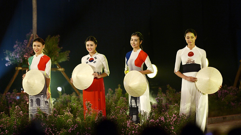 Ca sĩ Thanh Lam thăng hoa cùng Festival Áo dài Hà Nội 2016 - 15