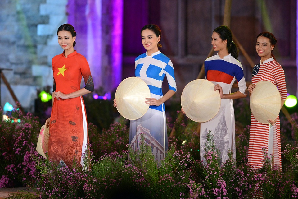 NTK Đỗ Trịnh Hoài Nam mang ý niệm áo dài là không biên giới đến với Festival thông qua bộ sưu tập cờ các nước trên tà áo dài Việt Nam.