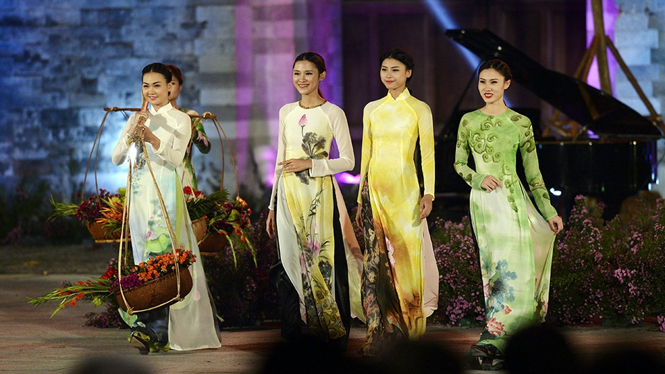 Đề bài đó đã được các nhà thiết kế thể hiện đầy sáng tạo và tâm huyết qua từng chiếc áo dài.