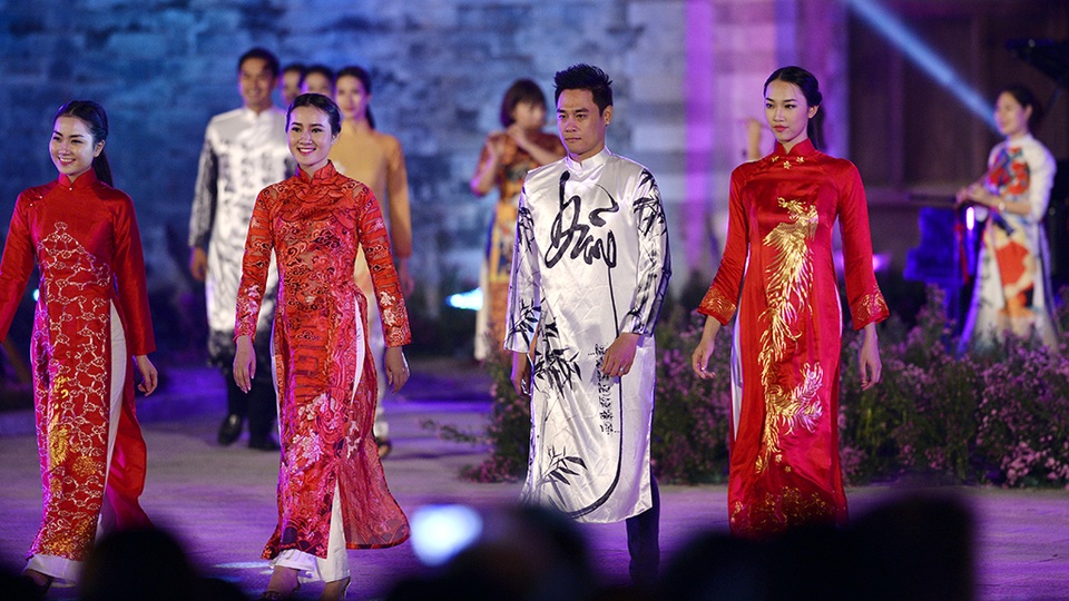 Những bộ sưu tập mang phong cách trẻ trung dành cho các bạn trẻ và không biên giới cũng chính là ý tưởng, là đề bài mà NTK Minh Hạnh - Giám đốc sáng tạo của Festival Áo dài Hà Nội đưa đến cho các NTK.