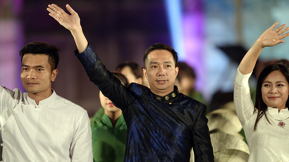 Từ phải qua trái: NTK Lan Hương, NTK Đỗ Trịnh Hoài Nam, NTK Vũ Việt Hà.