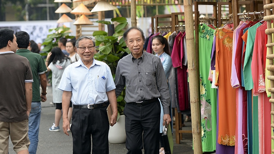 Nhà báo Phạm Huy Hoàn - Tổng Biên tập báo Dân trí - đơn vị đồng tổ chức Festival (bên phải) đi thăm gian hàng của các NTK.
