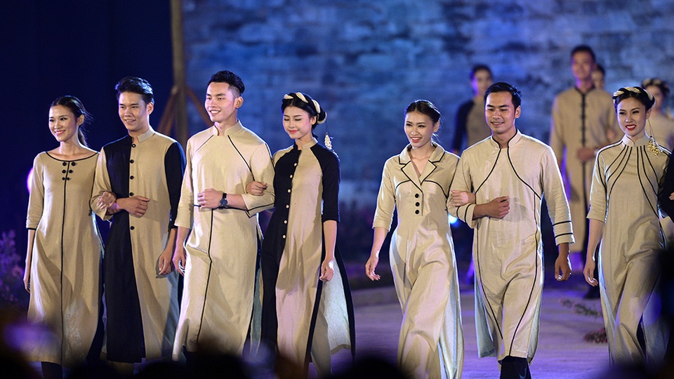 Là một người con của Thủ đô, gắn bó và yêu mảnh đất này, Duy Nguyễn mang đến BST mang tên Đêm Hà Nội. NTK chia sẻ: “Hà Nội ban ngày sầm uất và ồn ào, ban đêm lại trầm mặc, hoài cổ, không có tắc đường, còi xe, khói bụi. Chính vì lẽ đó, tôi thể hiện sự bình yên đó thông qua hai màu đen và vàng đất”.