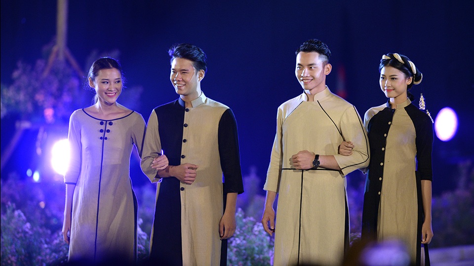 “Những đường cắt cúp cách tân, hiện đại chỉ ra sự đối lập giữa ngày và đêm. Hi vọng qua BST, mọi người sẽ cảm nhận được những điều bình dị làm nên một Hà Nội của bạn, của tôi”, Duy Nguyễn nói.