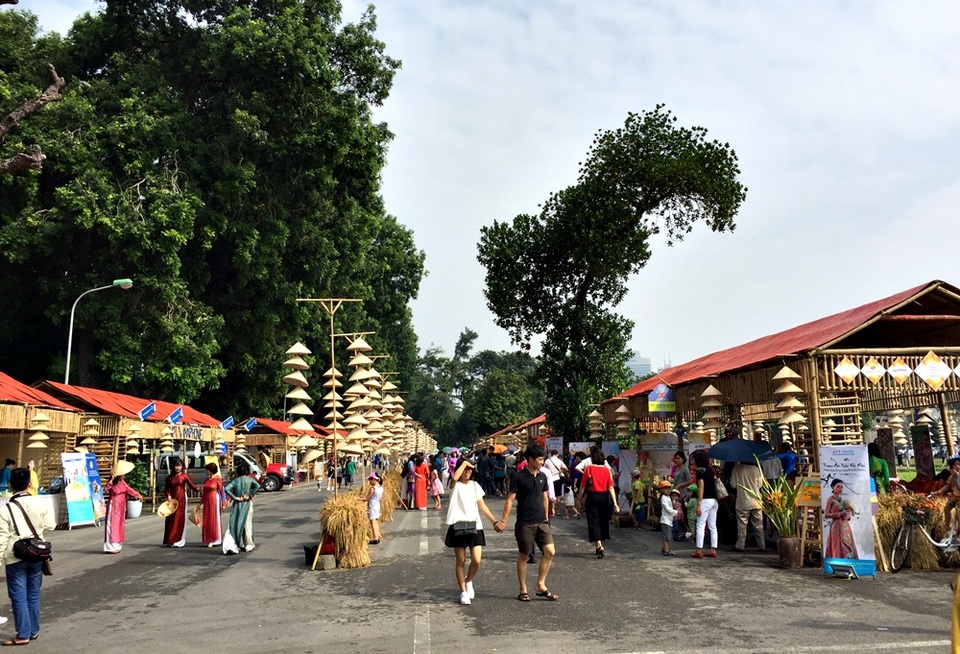 Toàn cảnh 38 gian hàng tại Festival.