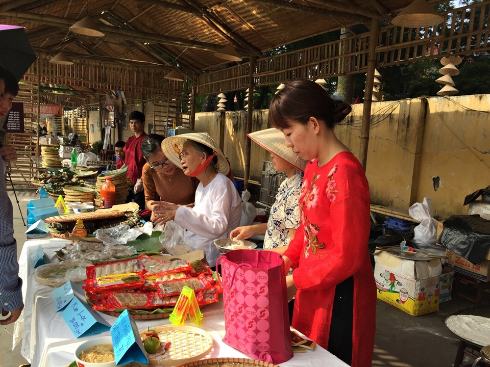 Cụ bà bán kẹo lạc, kẹo dồi gợi nhớ hình ảnh quen thuộc ở những vùng quê Bắc Bộ.