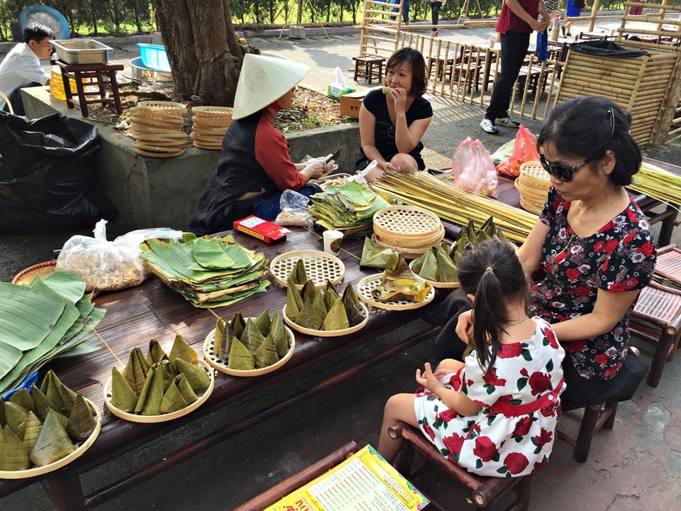 Du khách được quan sát trực tiếp đầu bếp làm nên những món bánh đặc sản.