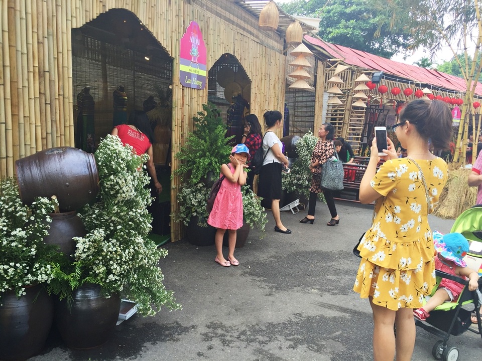 Festival cũng trở thành địa điểm vui chơi cuối tuần cho nhiều gia đình ở Hà Nội.