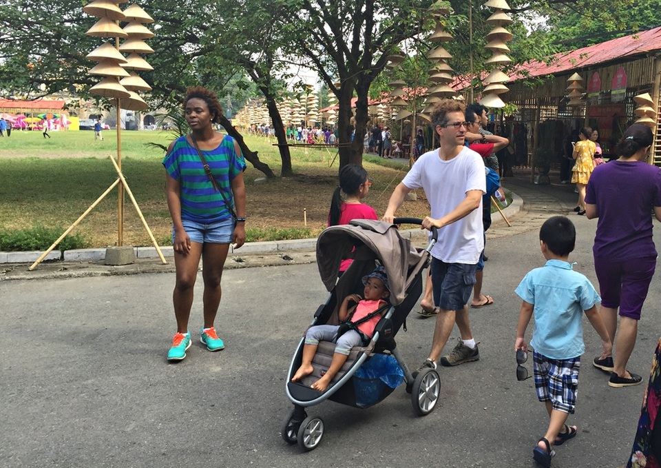 Du khách nước ngoài tham quan các gian hàng.