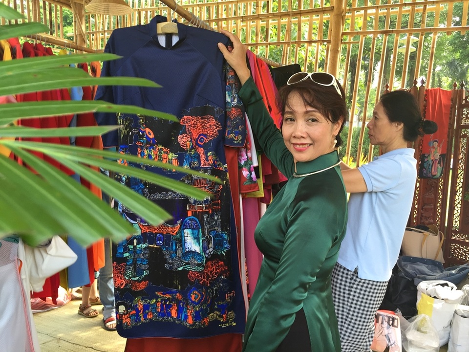 Cô Diệp Thanh Hoài chọn mua áo dài.