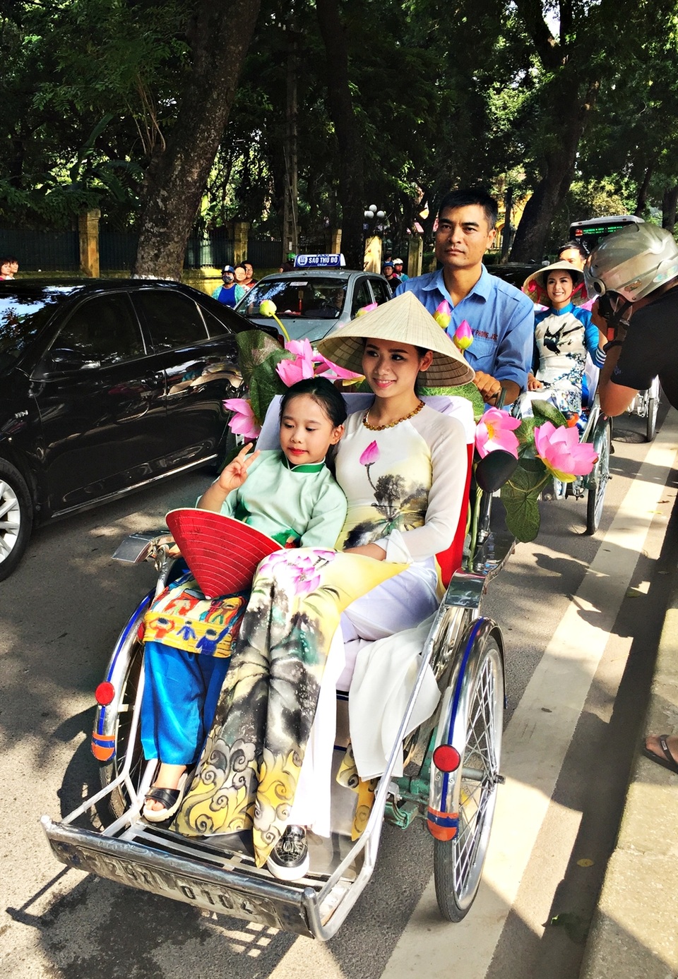 Dàn nghệ sĩ gạo cội diễu hành áo dài trên các tuyến phố Hà Nội - 13