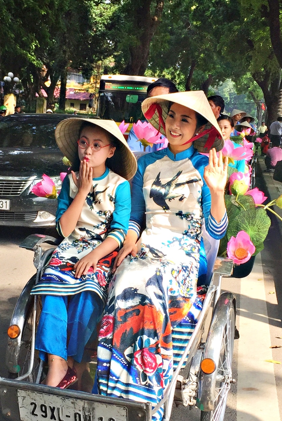 Hoa hậu Ngọc Hân và một em thiếu nhi.