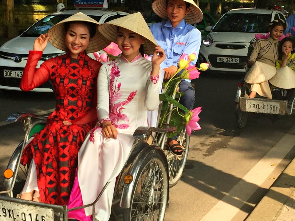 Dàn nghệ sĩ gạo cội diễu hành áo dài trên các tuyến phố Hà Nội - 16