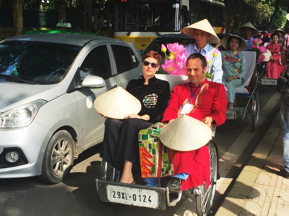 NTK Chu La (phải).