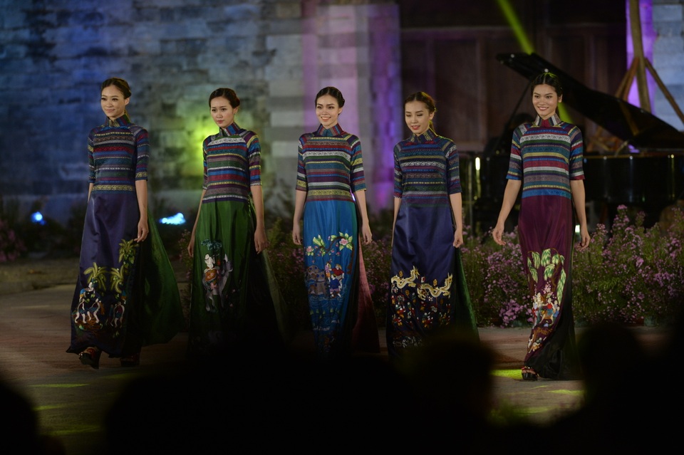 NTK - nghệ nhân áo dài Lan Hương vận dụng sáng tạo với tranh dân gian Đông Hồ.