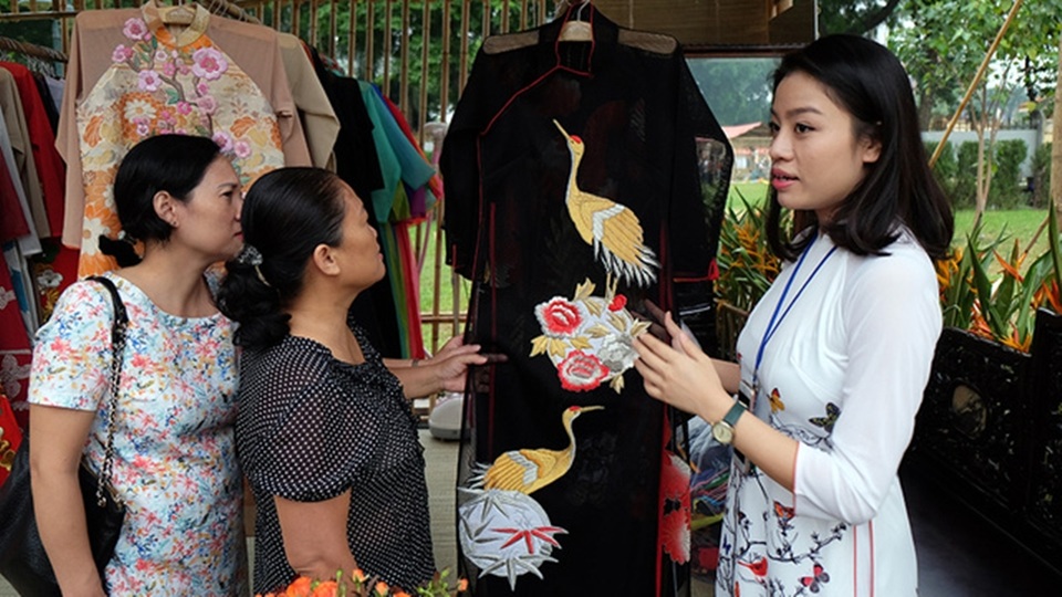 Khách tham quan trầm trồ trước áo dài kết hợp chất liệu Việt - Nhật của NTK Minh Hạnh.