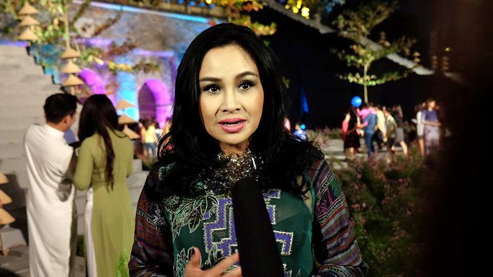 Chất giọng truyền cảm của nữ diva dẫn lối cho các bộ sưu tập của NTK Minh Minh và Cao Minh Tiến.