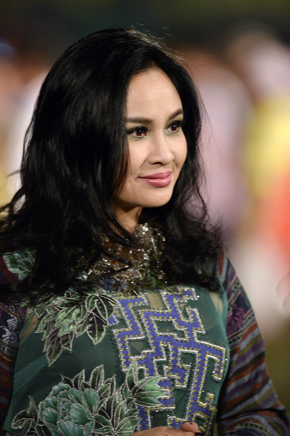 Bước ra sân khấu trong một thiết kế áo dài của NTK Minh Hạnh, ca sĩ Thanh Lam phiêu với “Ngẫu hứng sông Hồng”.