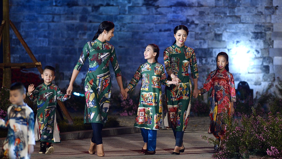 Lấy ý tưởng “Hà Nội trong mắt em”, BST của Hoa hậu, NTK Ngọc Hân sử dụng tranh vẽ của các bạn nhỏ ở Cung thiếu nhi để in lên mặt áo dài. Nhân vật đặc biệt tham gia đóng góp cho bộ sưu tập “Hà Nội trong mắt em” của Ngọc Hân là “chú lính chì” Thiện Nhân. Cậu bé rất yêu thích vẽ và Ngọc Hân đã “đặt hàng” bé vẽ những bức tranh về Hà Nội.