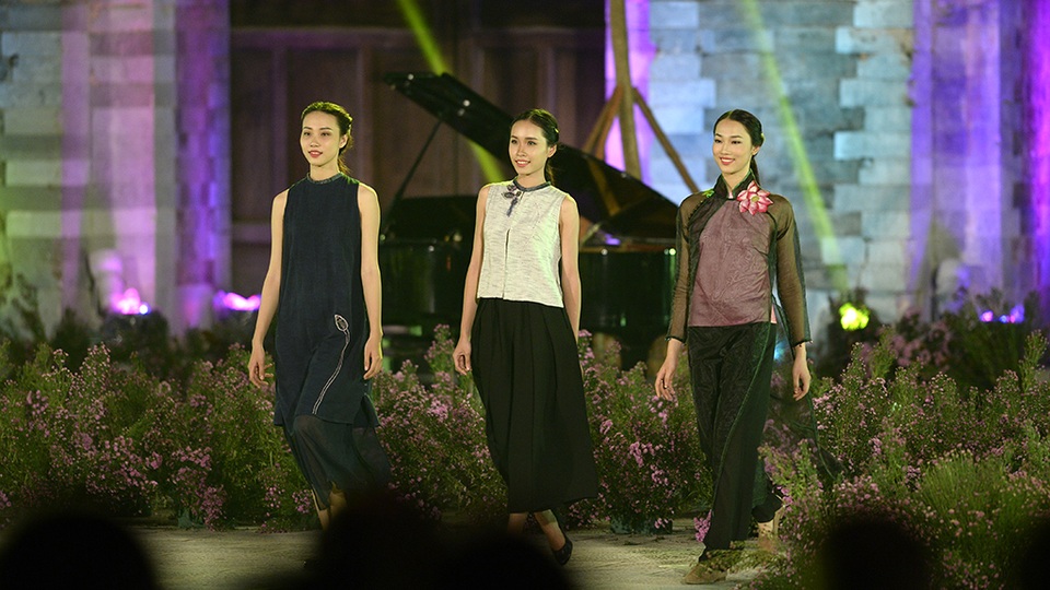 BST Nồng nàn Hà Nội của NTK Trịnh Bích Thủy thể hiện sự năng động của mảnh đất Thủ đô ngàn năm văn hiến bên cạnh vẻ đẹp thanh lịch vốn hiện hữu. “Nồng nàn Hà Nội được tôi lấy cảm hứng từ vẻ đẹp của hoa sen, thể hiện trên vải lụa tự nhiên. Hình tượng hoa sen có khi được cách điệu, tối giản chỉ còn là những họa tiết như nhụy sen, hoa sen. Và tôi cách điệu những chiếc áo dài có tà dài, tà ngắn để mang đến sự trẻ trung, tươi mới cho người mặc”, NTK Trịnh Bích Thủy chia sẻ ý tưởng.